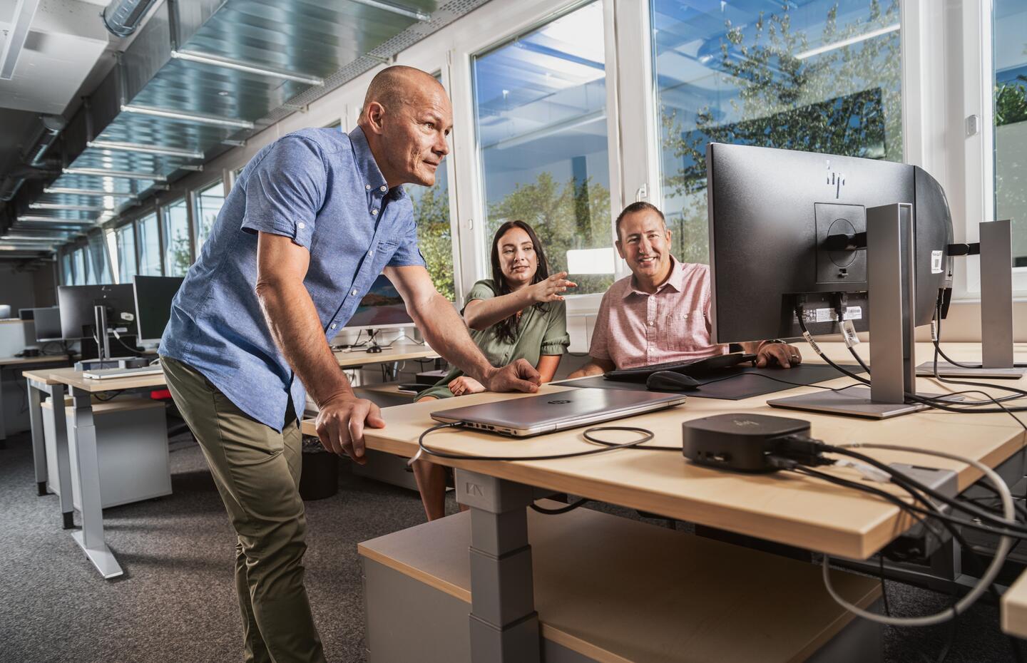 Drei Fachpersonen halten eine Besprechung am PC 