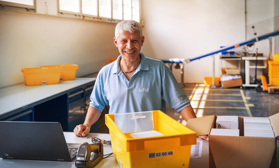 Verpackung von Produkten durch Fachperson 