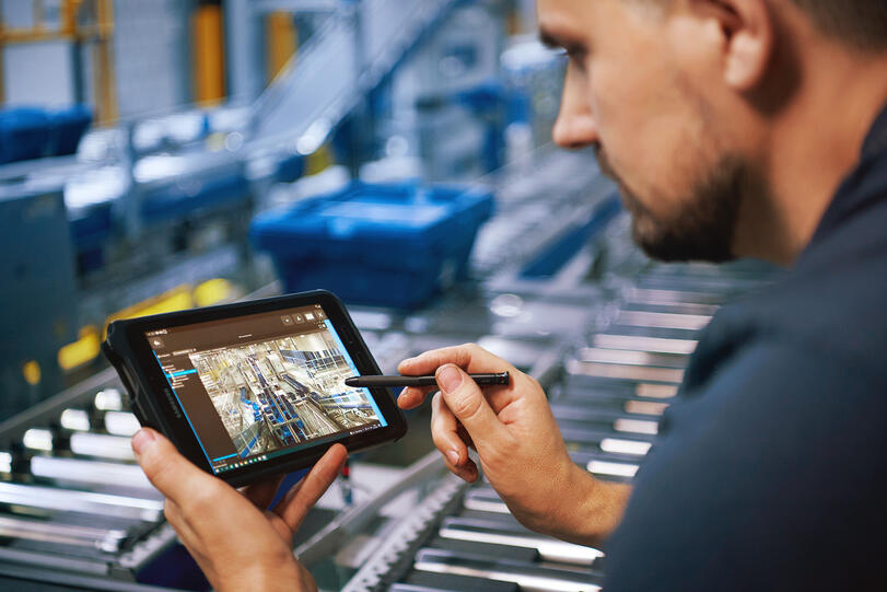 Control of the assembly lines by a specialist