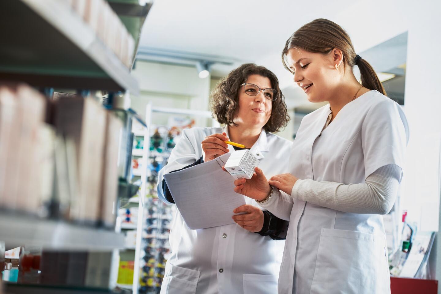 Zwei Apothekerinnen in der Apotheke