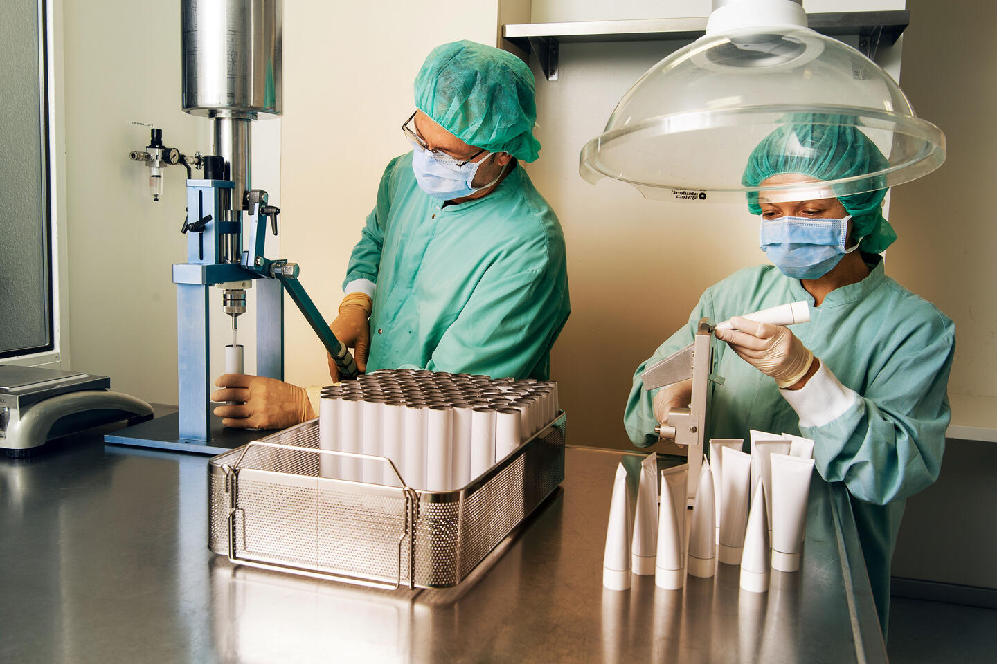 Zwei Produktionsmitarbeitende im Labor