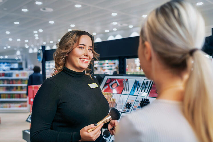 Apprentice retail specialist in a consultancy