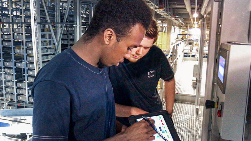 Two automation apprentices during work