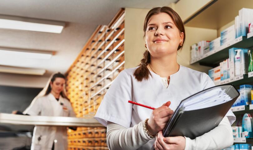 Une apprentie pharmacienne réfléchit 