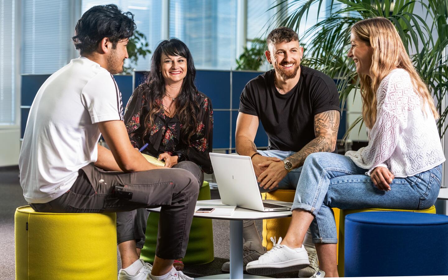 Quatre professionnels assis en réunion