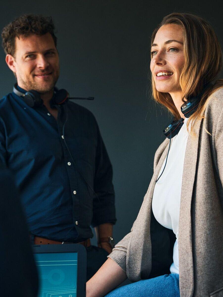 Une image d’une femme et d’un homme au bureau en train de travailler sur un projet, tous deux en train de rire.
