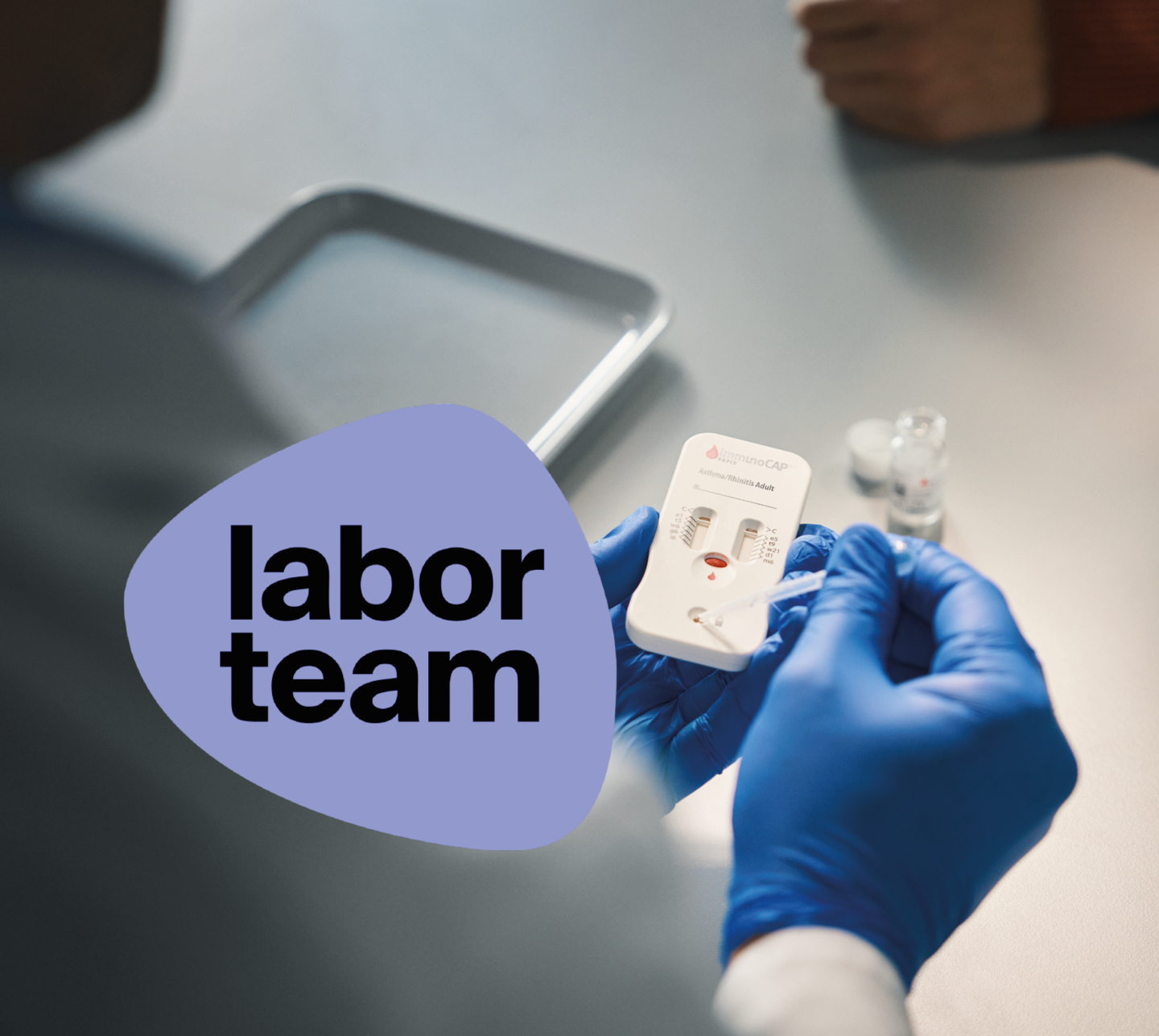 Bambino con la madre, entrambi ridono