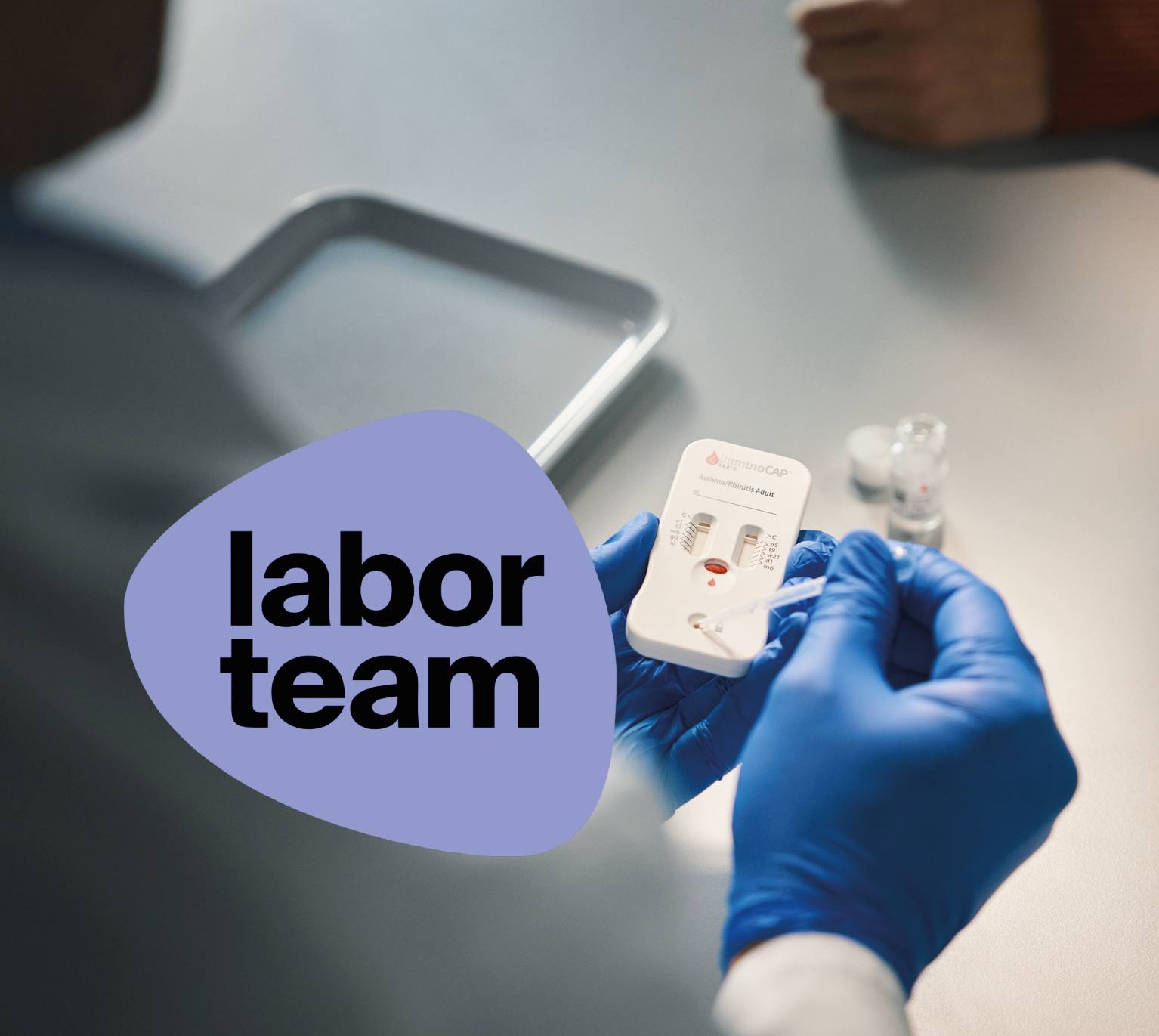 Kind mit Mutter, beide lachen